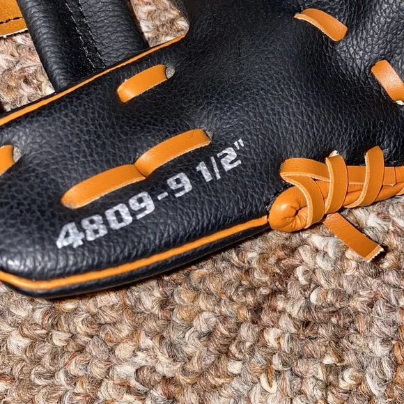 Youth Franklin Left hand baseball glove - Picture 3 of 3